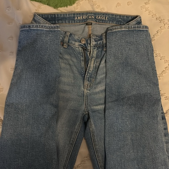 American Eagle light denim jeans with rips in the knees - Picture 3 of 4